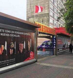 一条城市街道，人行道上行走着人们