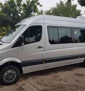 一辆白色货车停在停车场