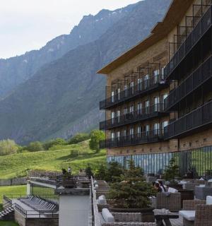 一栋可以看到山景的建筑