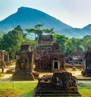 以山为背景的寺庙景观