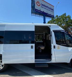 一辆白色货车停在停车场,车门敞开