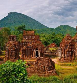 一座巨大的石头建筑,背景是一座山