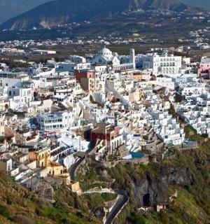 一座有着白色建筑的小镇的鸟瞰图