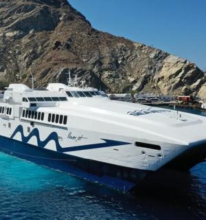 一艘白色的大船漂浮在水中