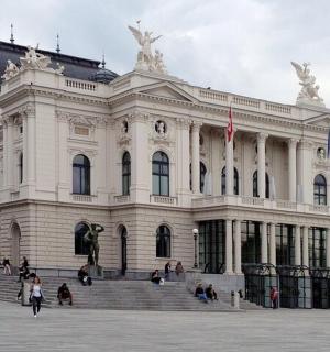 一栋白色建筑，人们在它前面行走