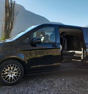 černá dodávka zaparkovaná na parkovišti