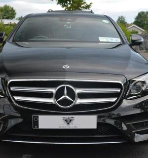 černé auto zaparkované na parkovišti