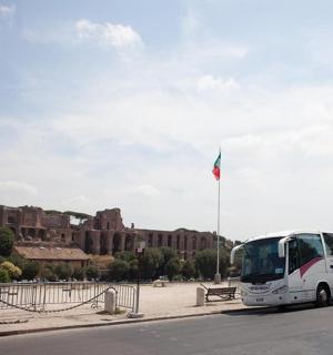 autobus zaparkovaný na parkovišti před budovou