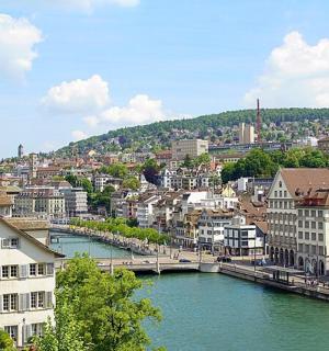 有河流和建筑物的城市景观