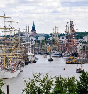 一堆船停靠在港口