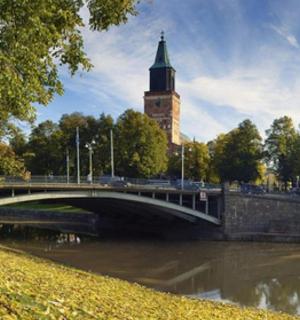 一座横跨河流、有钟楼的桥