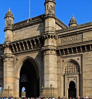 velká kamenná budova s davem lidí před ní