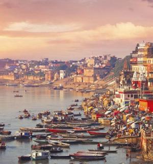 skupina lodí ve vodě poblíž města