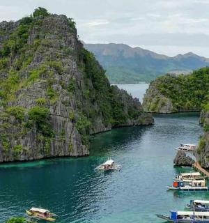 eine Gruppe von Booten in einem Fluss mit Klippen
