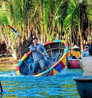 一群人在水中的船里