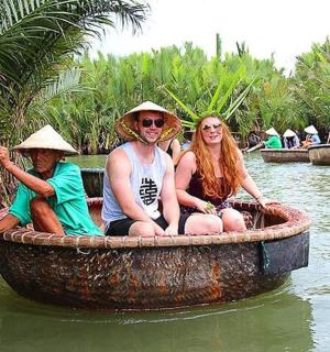 三个人坐在水中的船里