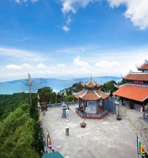 山顶上的一栋建筑,视野开阔