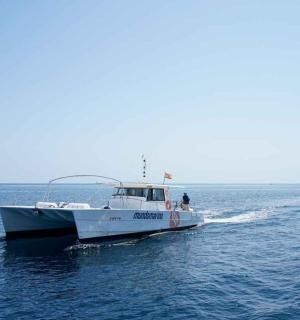 水中央的一艘船