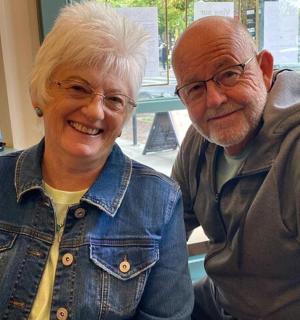 Starší muž a starší žena pózují pro fotografii