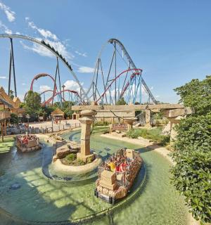 在主题公园乘坐过山车