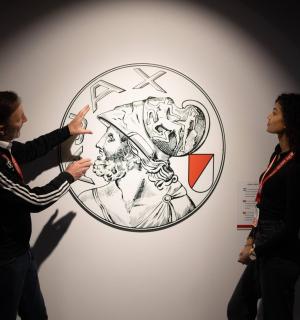 一男一女站在墙上的一幅画前