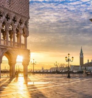 以日落为背景的建筑物景观