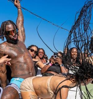 一群人看着船上的一名男子