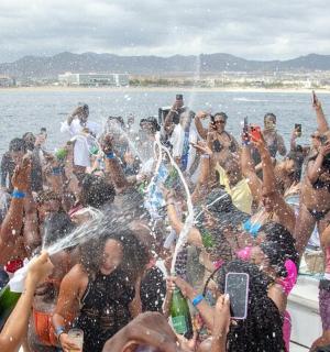 一群人在水中玩水