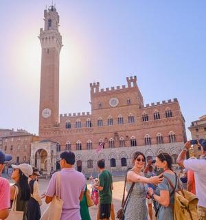 一群人站在钟楼前