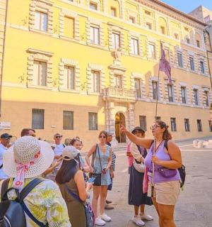 一群人站在一栋建筑物前