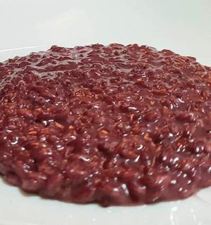 白盘子里的一堆豆子