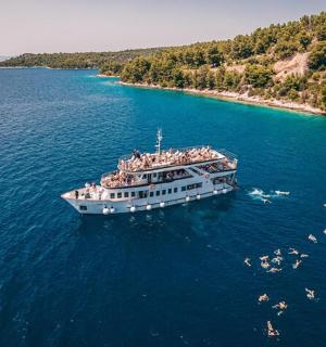 一群人在水中的船上