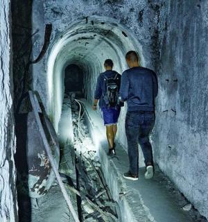 トンネルを歩いている二人の男