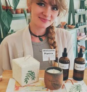 一位女士坐在桌边，桌上摆着两瓶酒