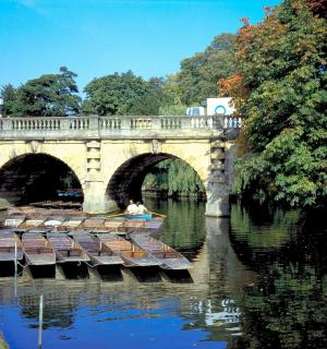 河上的一座桥，河上有船