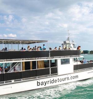 trajekt plný lidí na vodě