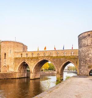 河上的一座双塔石桥