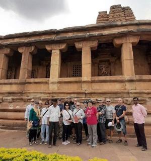 一群人站在一栋建筑物前