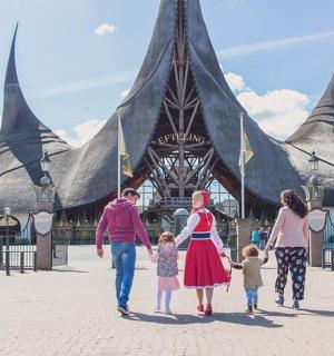 一家人走在一栋建筑物前