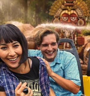 一男一女坐在过山车上