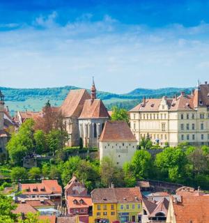 ein Blick auf eine Stadt mit Gebäuden und Bäumen