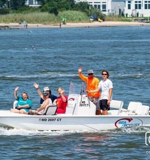 skupina lidí na lodi ve vodě