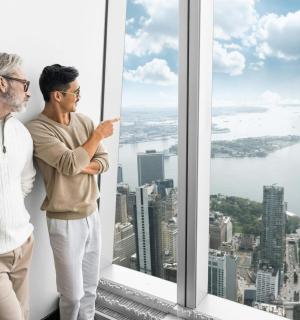 两个男人站在窗前，看着这座城市