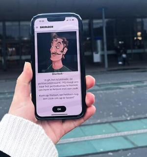 eine Person, die ein Mobiltelefon mit einem Bild darauf hält