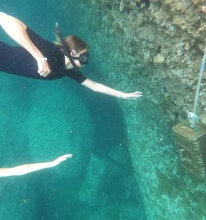 两个人拿着桶在水中游泳