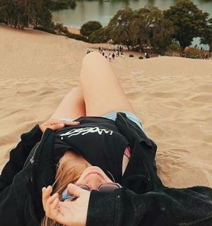 一名女子躺在沙滩上