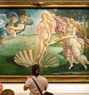 人们在博物馆里拍摄一幅画