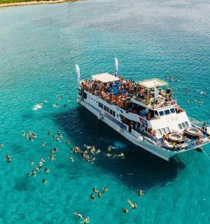 一群人在水中的船上