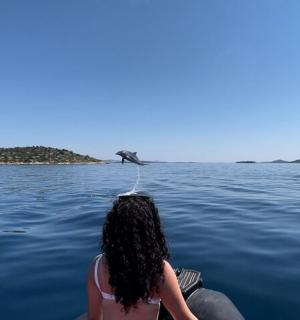 一名女子坐在水中的船上