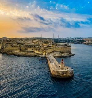 小岛附近水中的一艘船